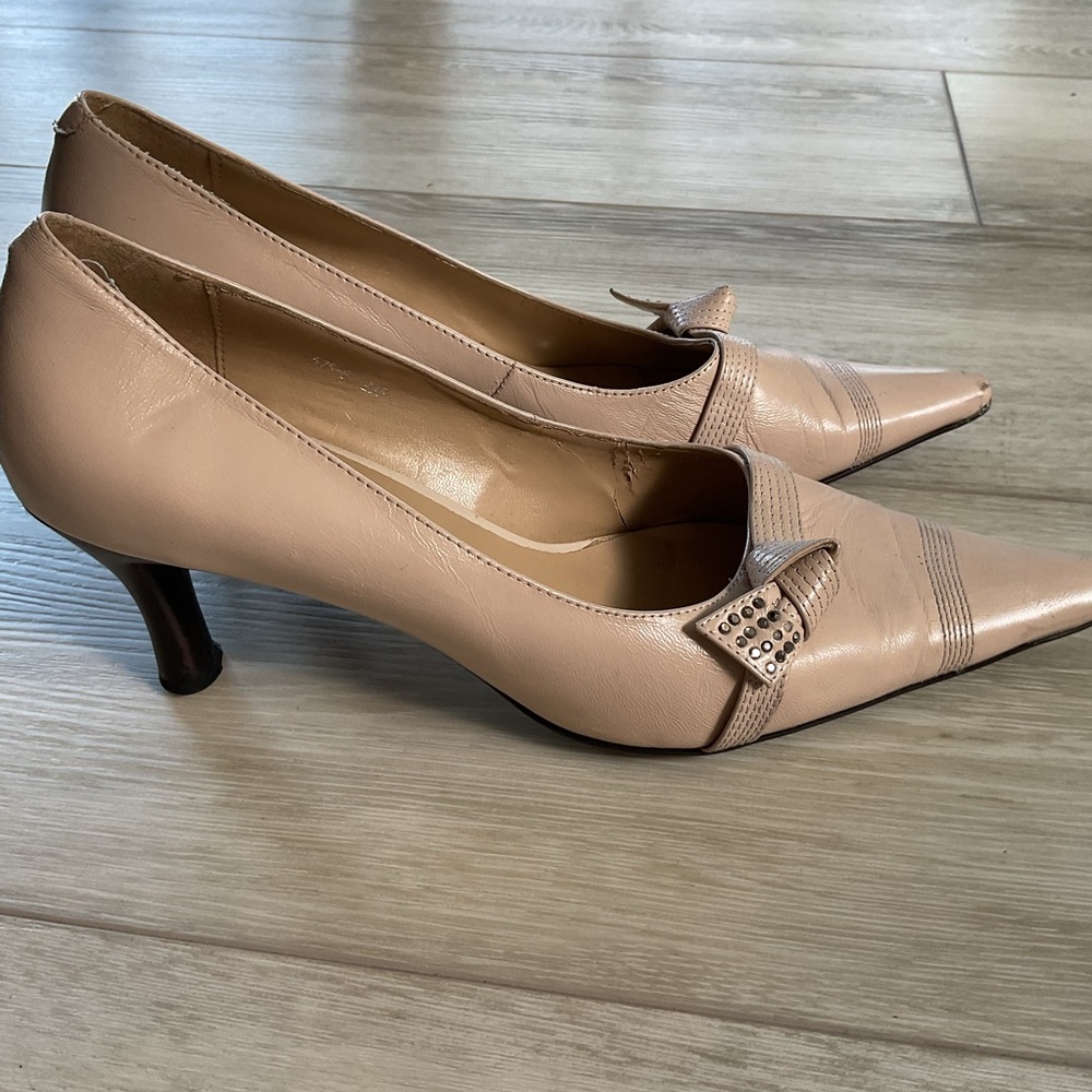 Sleek Tan Pointed-Toe Heels with Decorative Buckle